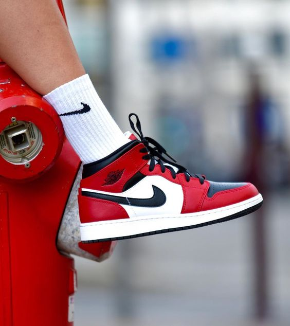 Nike Air Jordan 1 Mid Chicago Black Toe